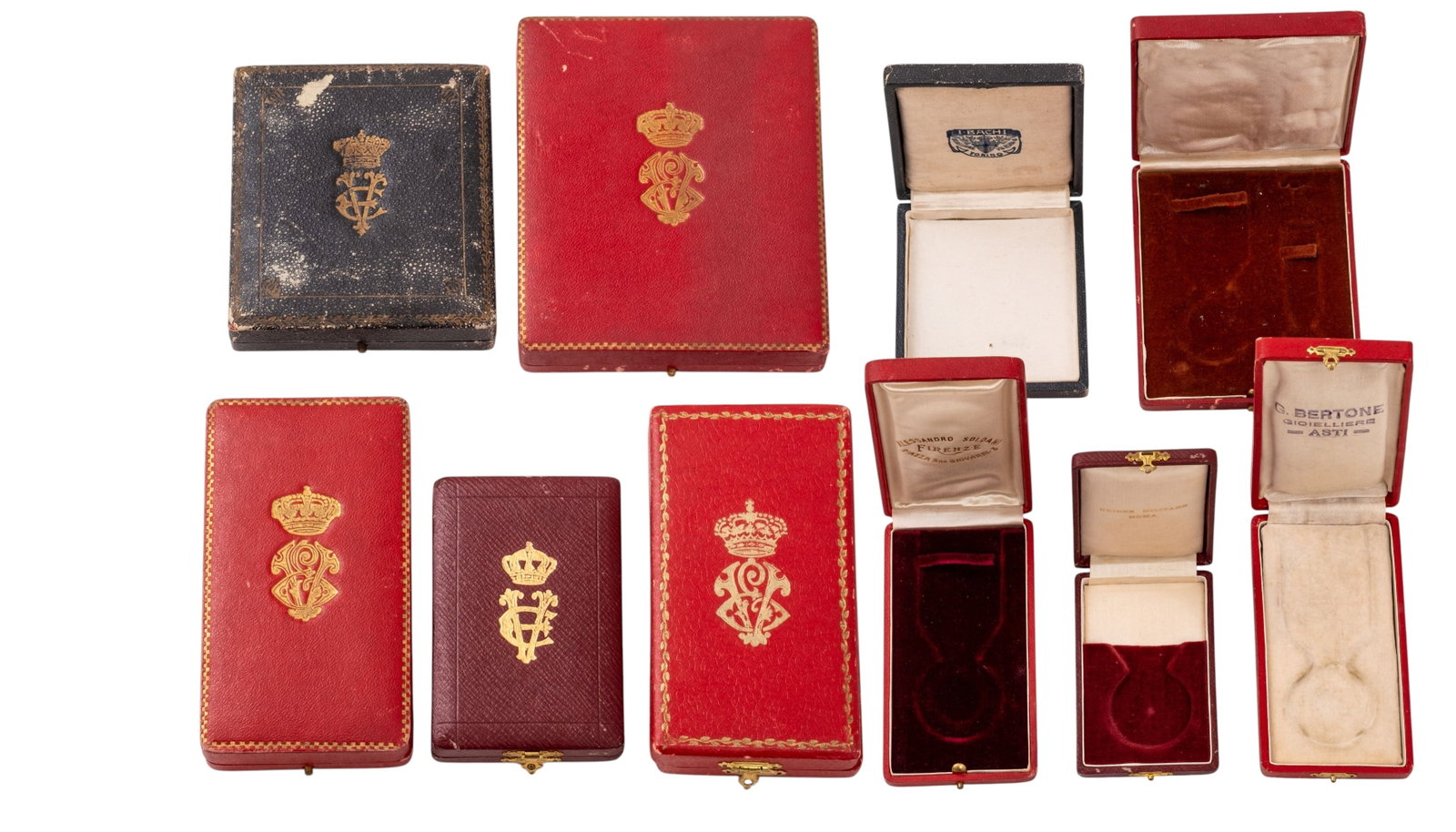 ORDER OF THE CROWN OF ITALY: Lot of 5 Cases of Issue for Knight's Cross, instituted in 1861. Case of issue, by "Onione Militare - Roma; Alessandro Soldani - Firenze; G. Bertone - Asti; I. Bachi - Torino", with gilt weapons on the
