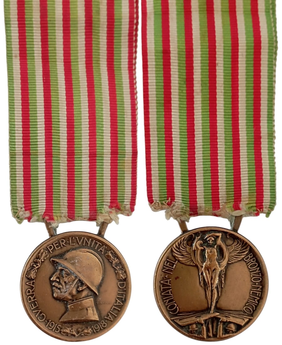 Unification Medal, Italo-Austrian War 1915 - 1918: Breast Badge, 33 mm., Bronze, original suspension bar and ribbon. Mint condition! I R!