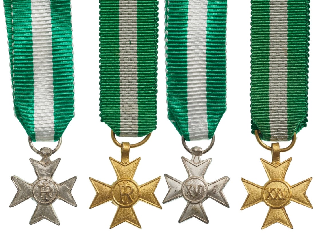 Set of two Italian Republic Military Service Medals: For 25 years of service and for 16 years of service. Knight`s Crosses Miniature. Breast Badges, 18x14 mm, gilt and silvered Metal, original suspension rings and ribbons. (2)