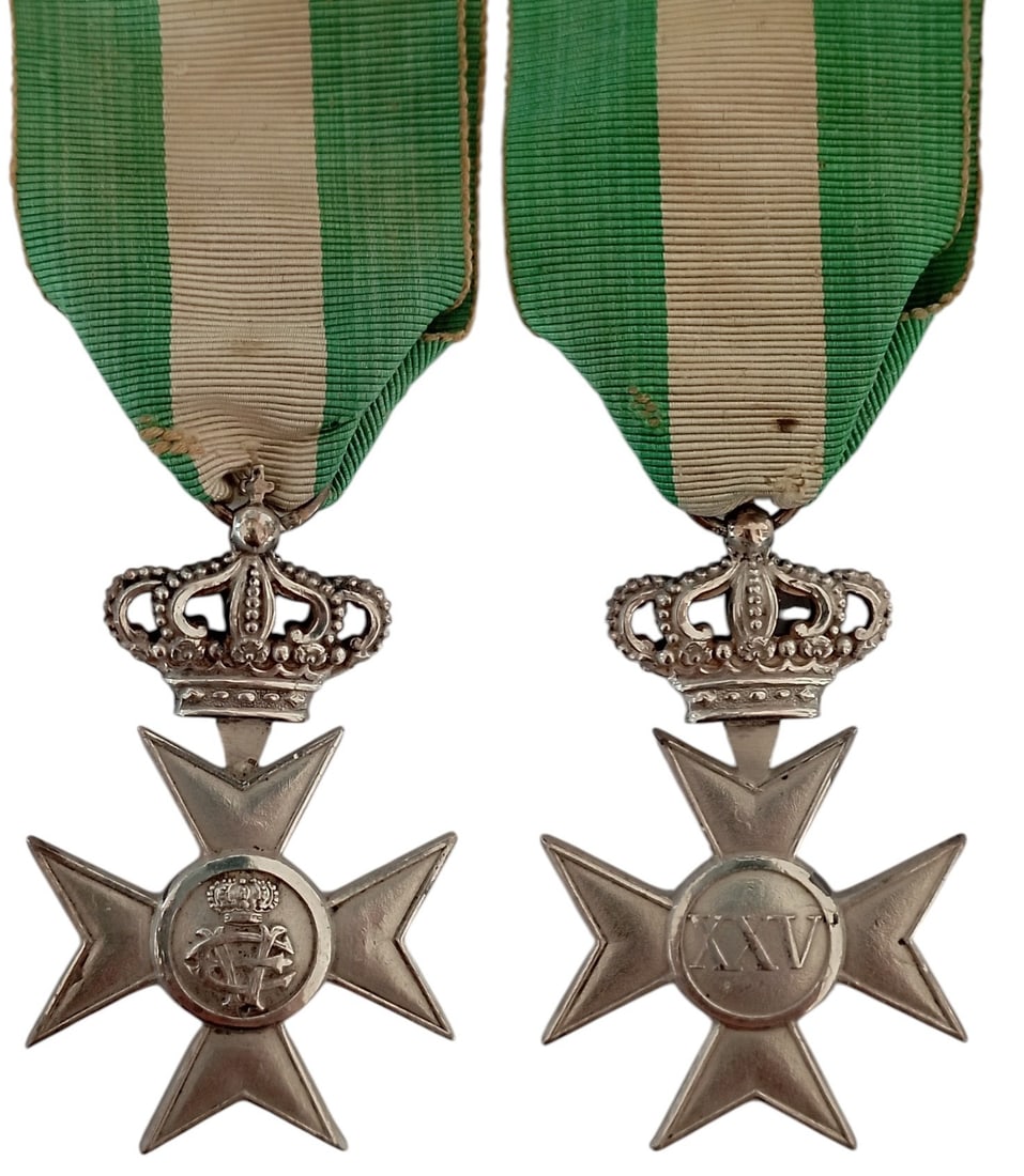 Italian Republic Military Service Medal: For 25 Years of Service, Knight`s Cross. Breast Badge, 58x36 mm, Silver, original suspension ring and ribbon. I