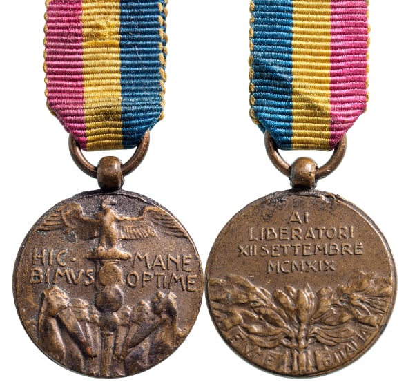 Commemorative Medal of the Fiume Expedition, 1919: Breast Badge, 20x18 mm., Bronze, original suspension ring and ribbon. A rare miniature, in mint condition! I R!