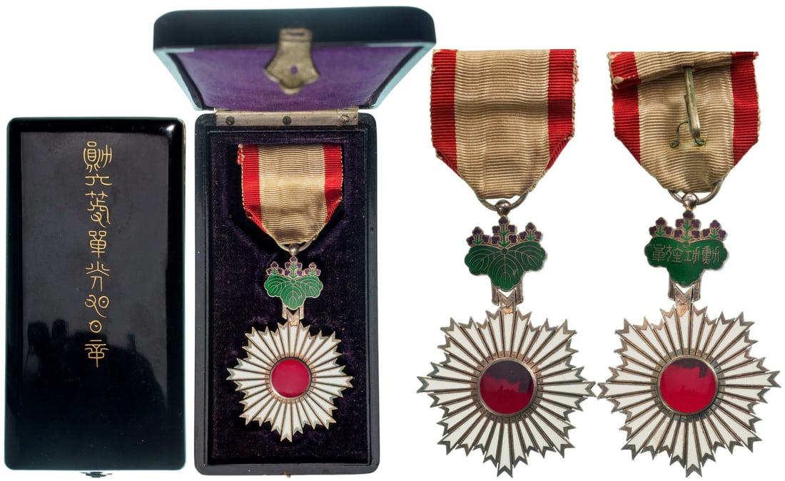 ORDER OF THE RISING SUN (Kyokujitsusho): Knight`s Cross, 5th Class. Breast Badge, 70x45 mm, Silver, both sides enameled, original suspension device and ribbon, in original case of issue. I-