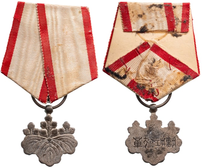 ORDER OF THE RISING SUN (Kyokujitsusho): 8th Class. Breast Badge, 33x30 mm, silvered, original suspension ring, ring and ribbon. Very fine! II