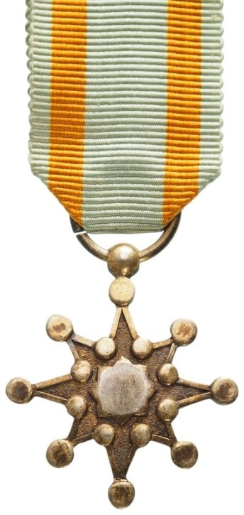 ORDER OF THE SACRED TREASURE (Kunnito zuihisho): 7th Class Miniature, instituted in 1888. Breast Badge, 19 mm., gilt Silver, original suspension ring and ribbon. A miniature in mint condition! I