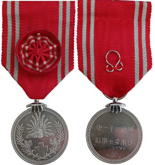 Red Cross Membership Medal, instituted in 1888: Officer's Medal. Breast Badge, Aluminium, 36x29 mm, original suspension ring and ribbon with rosette. I