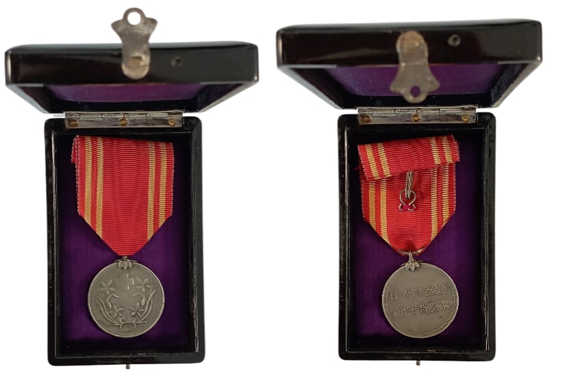 Red Cross Membership Medal, instituted in 1888: Breast Badge, Silver, 36x30 mm, original suspension ring and ribbon, in black laquered case of issue. I
