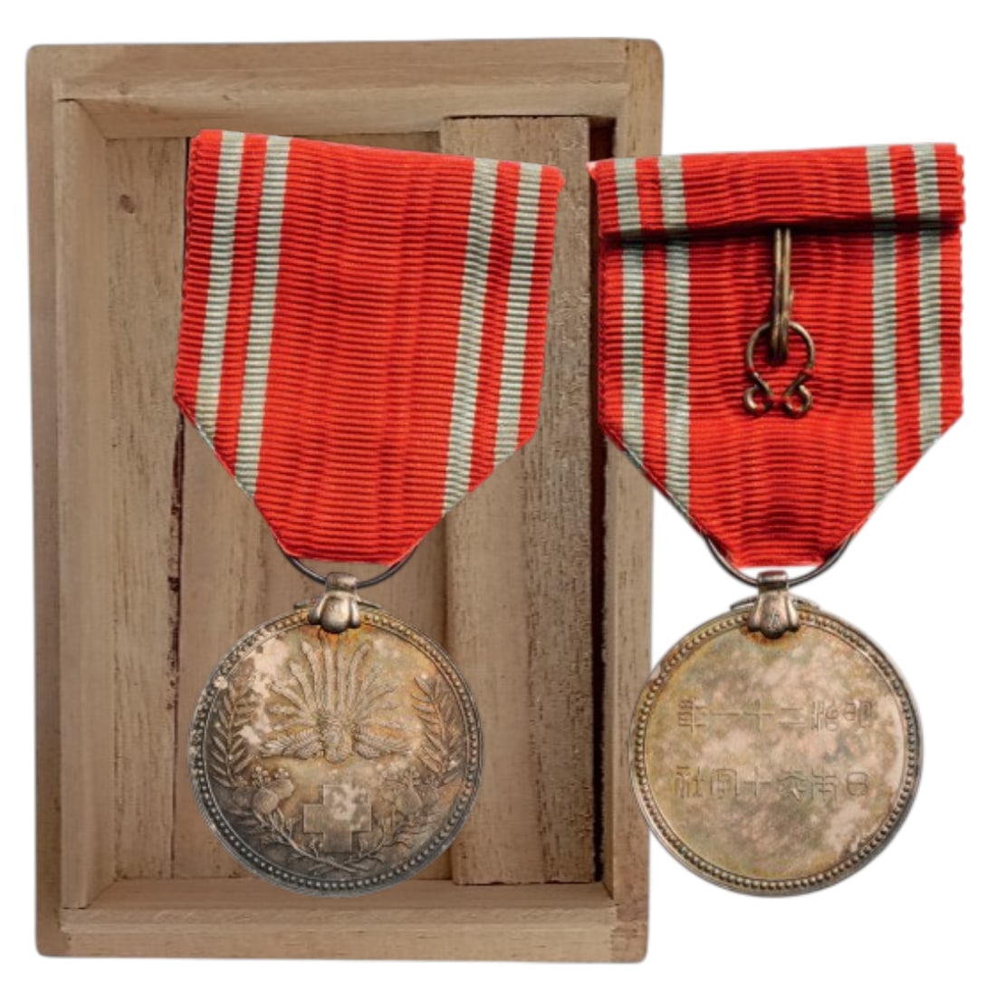 Red Cross Membership Medal, instituted in 1888: Breast Badge, Silver, 30 mm, original suspension ring and ribbon, in damaged wooden case of issue. I