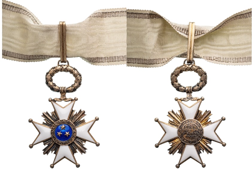 Order of the 3 Stars: Commander's Cross, instituted in 1924. Neck Badge, 70x45 mm., gilt Silver, both sides enameled, original suspension wreath, loop and ribbon. Extremely fine! I