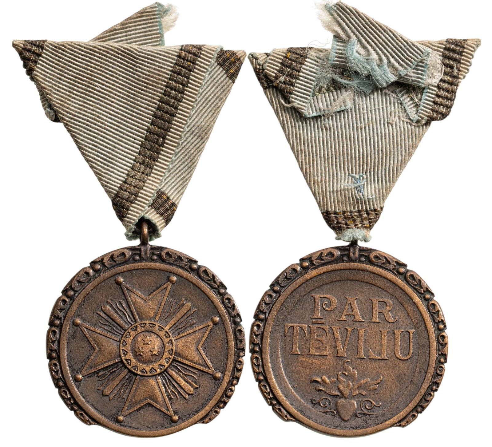 Honor Medal of the Order of 3 Stars, 1924 - 1940: Breast Badge, 38x34 mm, Bronze, original suspension ring and ribbon Scarce! I R!