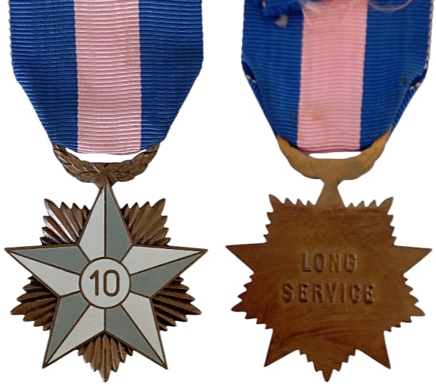 Long Service Medal, for 10 Years of Service: Breast Badge, 42x39 mm, Bronze, one side enameled, original suspension bar and ribbon. Scarce! I R!