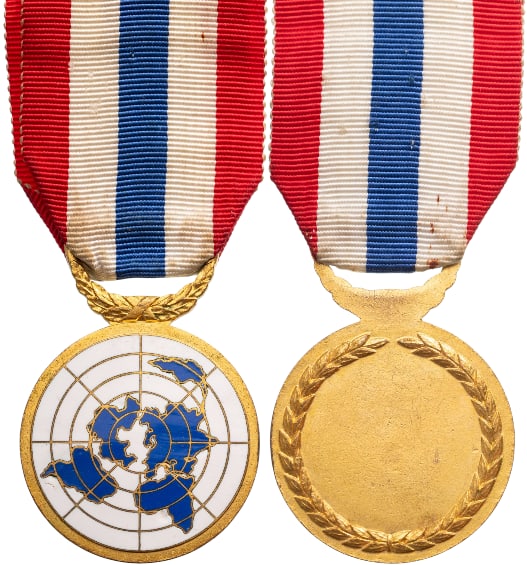 United Nations Medal (UNOMIL): Gold Class. Breast Badge, 39x35 mm, gilt Bronze, one side enameled, original suspension bar and ribbon. Scarce! I R!