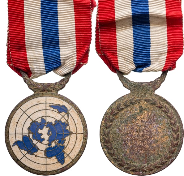 United Nations Medal (UNOMIL): Silver Class. Breast Badge, 39x35 mm, gilt Bronze, one side enameled, original suspension bar and ribbon. Scarce! II R!