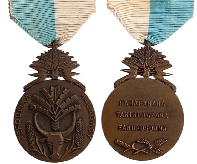 National Order of Merit: Knight's Cross, 3rd Class, instittued in 1901. Breast Badge, 52x36 mm., Bronze, original suspension ring and ribbon. I