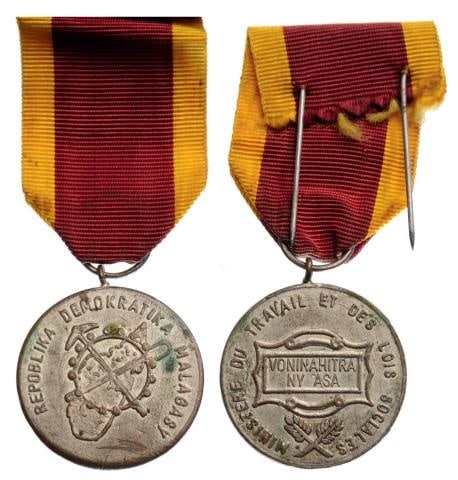 Silver Medal of Honor for Labour, 2nd Republic of Madagascar (REPOBLIKA DEMOKRATIKA MALAGASY) (1 of 1)