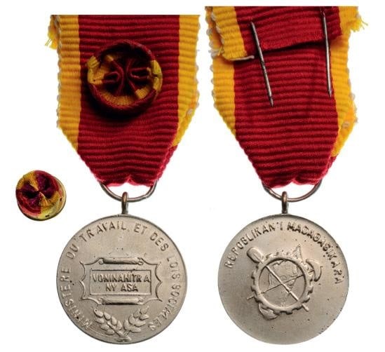 Silver Medal of Honor for Labour, 3rd Republic of Madagascar (REPOBLIKAN MADAGASIKARA): Breast Badge, silvered Bronze, 30 mm, original suspension ring and ribbon with rosette. I
