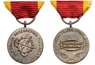 Silver Medal of Honor for Labor: 2nd Republic of Madagascar (REPOBLIKA DEMOKRATIKA MALAGASY), instituted in 1960. Breast Badge, 31 mm, silvered Metal, original suspension ring and ribbon. A different fabrication then previous one. I