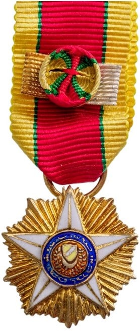 Order of the Crown of Kedah: Grand Officer's Badge Miniature. Breast Badge, 20 mm, gilt Bronze, original suspension ring and ribbon with rosette and gilt and silvered bar. Very Rare! I RR!