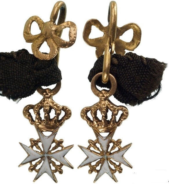 THE SOVEREIGN MILITARY ORDER OF MALTA: Miniature of the Knightâ??s Badge 15x9 mm., GOLD, as a white enameled octogonal cross fl anked by fl eurs de lys crown of Royal type with strong, round ring, the suspension device, as a bow of chisel