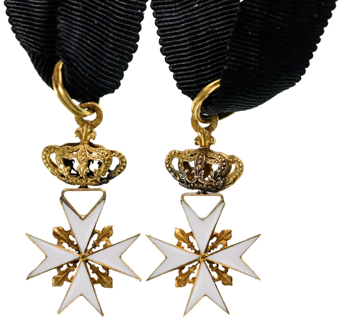 ORDER OF MALTA: Breast Badge, 30x16 mm, GOLD, 3 g., both sides enameled, original ornamented suspension ring, loop and ribbon. A superb and very rare badge of the 18th century, in extremely fine condition! I RR!