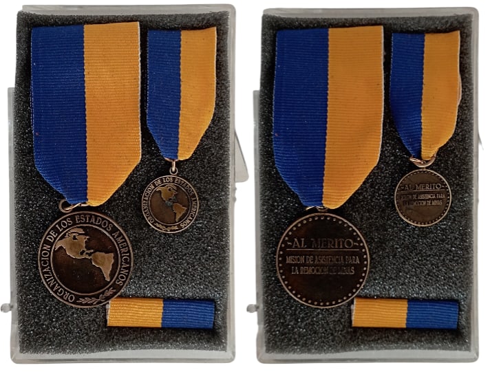 Medal for Merit - Assistance Mission for Mine Clearance: Breast Badge, 38x32 mm, Bronze, original suspension ring and ribbon, in case of issue, together with miniature. Extremely fine! I (2)