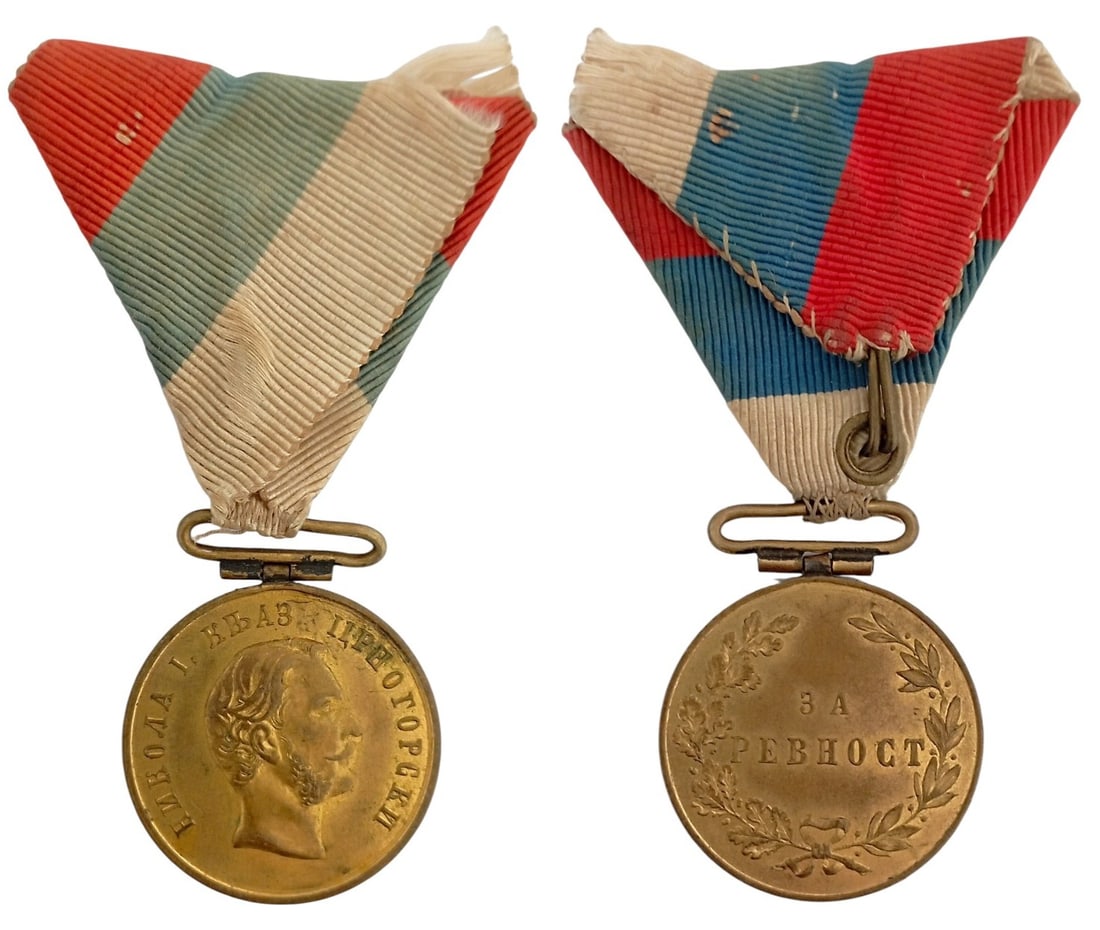 Gold Medal for Zeal, 1895: Breast Badge, 32x30 mm, gilt Bronze, original suspension ring and triangular ribbon. I