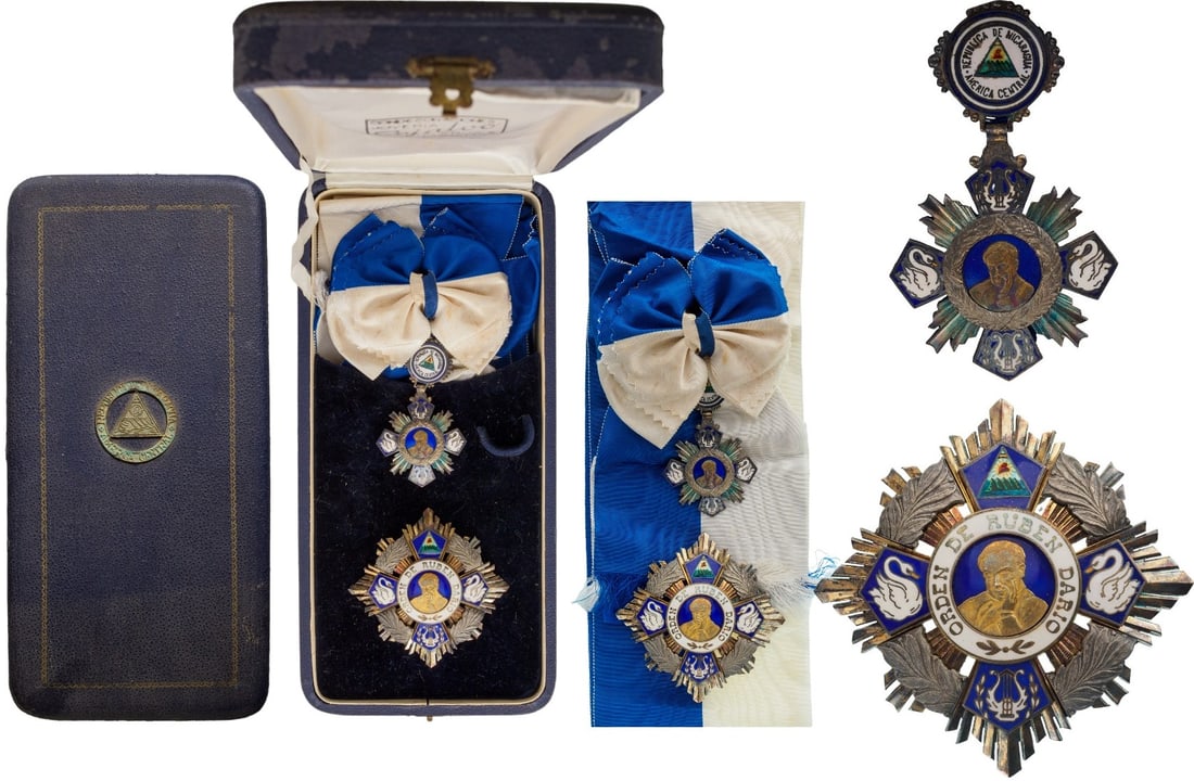 Order of Cultural Independence Ruben Dario, instituted in 1951: Grand Cross Set, 1st Class. Sash Badge, 70x40 mm, gilt Silver, one side enameled, central medallion gilt, enameled, original suspension ring and complete sash. Breast Star, 75 mm, gilt Silver, center 