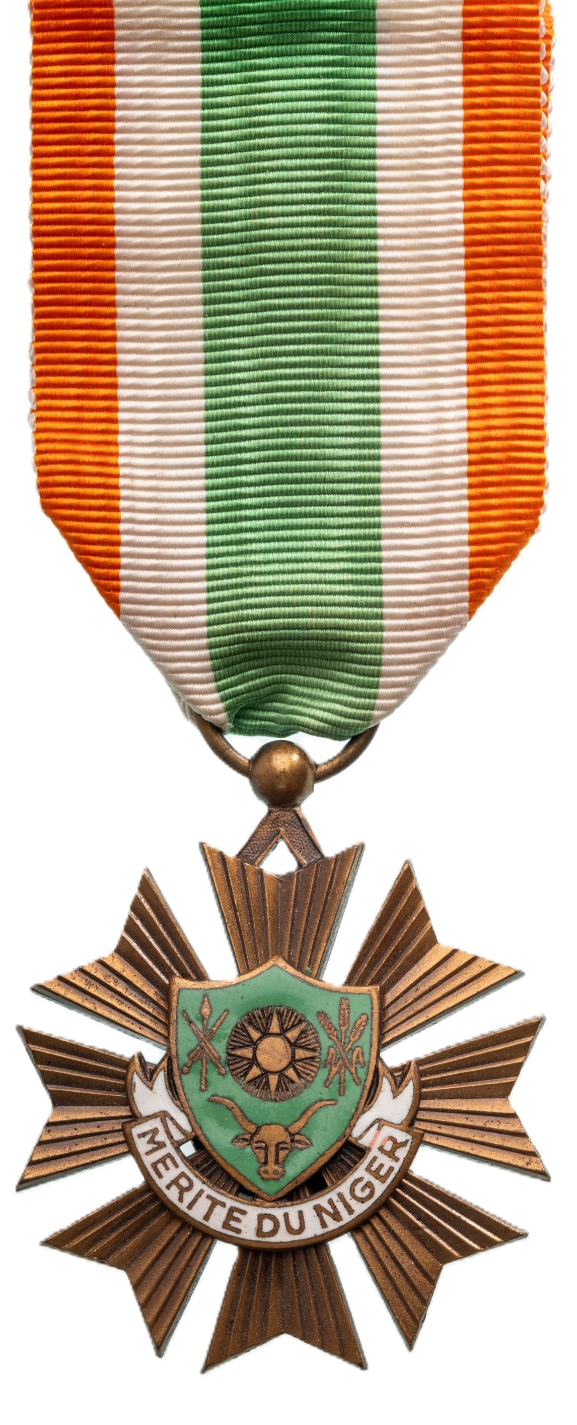 ORDER OF MERIT: Knight's Cross, instituted in 1963. Breast Badge, 46x38 mm, Bronze, one side enameled, original suspension ring and ribbon. A badge in mint condition! I