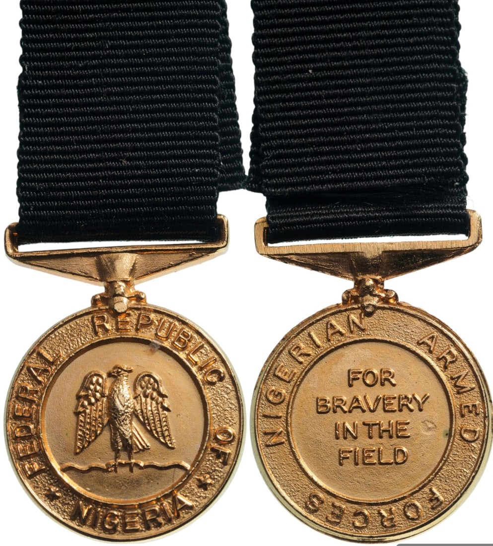 Armed Forces Medal for Bravery in the Field: Breast Badge Miniature, 25x18 mm, gilt Metal, original suspension bar and ribbon. I