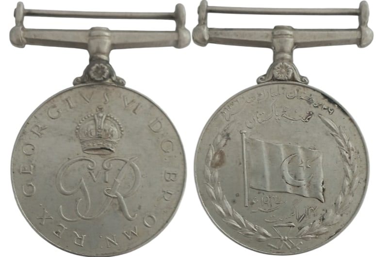Azad Kashmir Commemorative Medal, 1947 - 1949: Breast Badge, 57x35 mm, Bronze, original suspension ring and ribbon with bar. A medal, in very fine condition! I