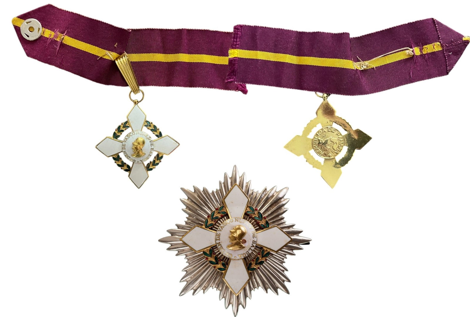 ORDER OF VASCO NUNEZ DE BALBOA: Grand Officer's Set, instituted in 1941. Neck Badge, 61x58 mm, gilt Silver, one side enameled, center gilt enameled, with original suspension ring, loop and short ribbon. Breast Star, 80 mm, partially