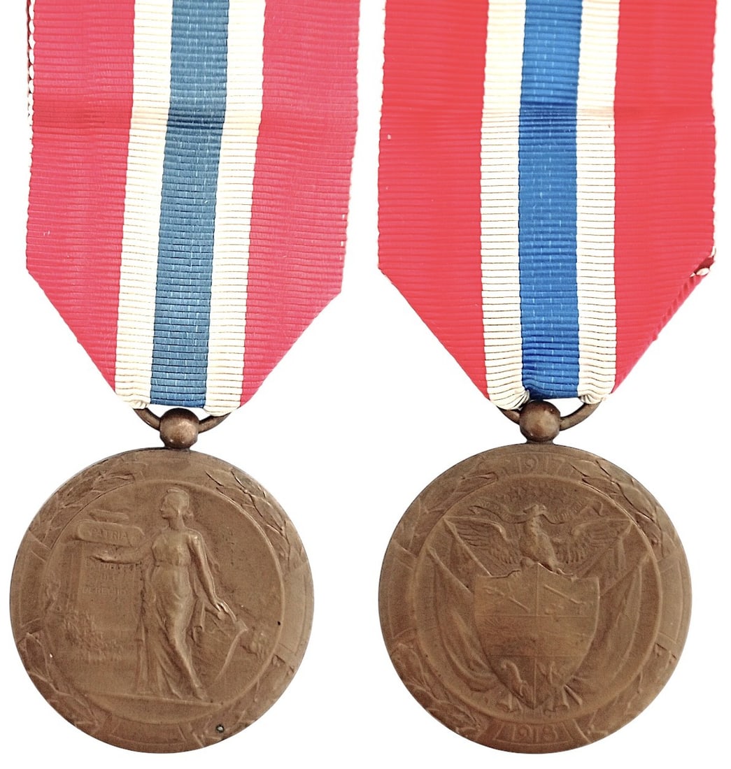 Medal of Solidarity, 1918: Breast Badge, 41x36 mm, Bronze, original suspension ring and ribbon. Rare and attractive medal, in mint condition! I R!