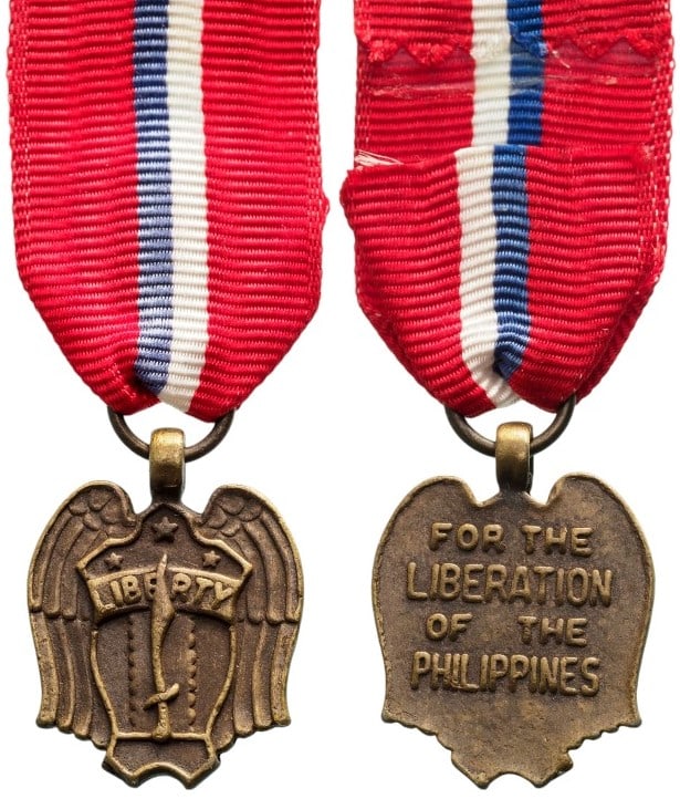 The Philippine Liberation Medal, instituted in 1945: Breast Badge, 22x17 mm., Bronze, original suspension ring and ribbon. A rare miniature, in mint condition! I RR!
