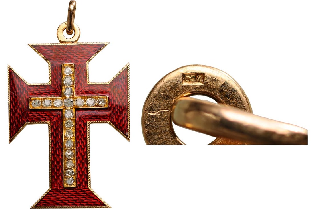 Military Order of Christ: Cross of the Order in Gold and bright-red, translucent enamel to both sides, 49x32 mm, on an elegantly chiseled ground, the centre, with an applied, gold cross set with white, brilliant-cut stones, ci