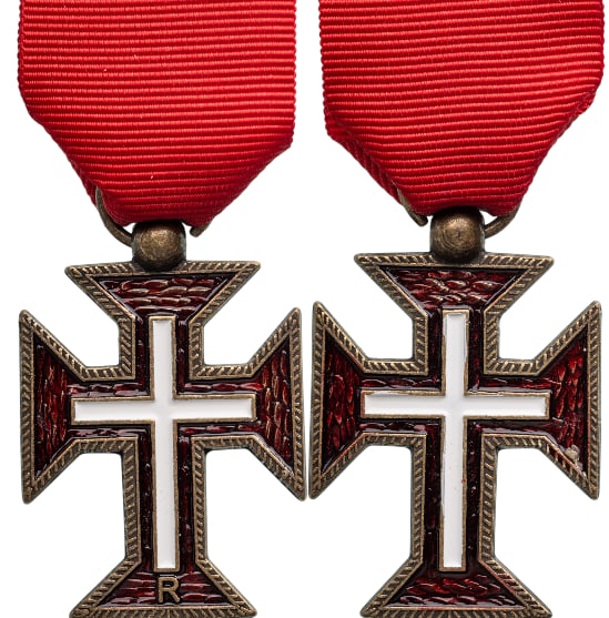 Military Order of Christ: Knight's Cross, instituted in 1318. Breast Badge, 44x30 mm, silvered, suspension ring and ribbon. A modern display fabrication, in extremely fine condition! I