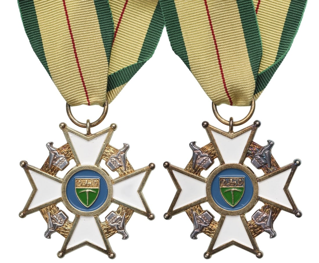 Order of the Legion of Merit: Commander's Cross Civil (CLM), 3rd Class. Neck Badge, 49x48 mm, gilt Silver, white enameled cross, obverse centre medallion blue enameled, round suspension ring and original ribbon. I R!