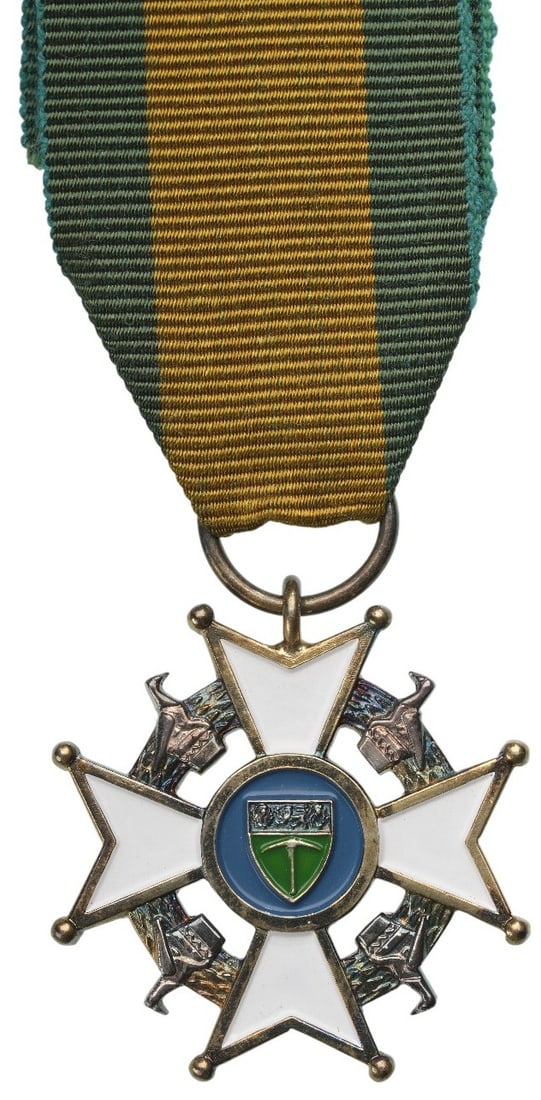 Order of the Legion of Merit: Officer's Cross Civil (OLM), 4th Class. Breast Badge, 39x36 mm, gilt Silver, white enameled cross, obverse centre medallion blue enameled, round suspension ring and original ribbon. I R!