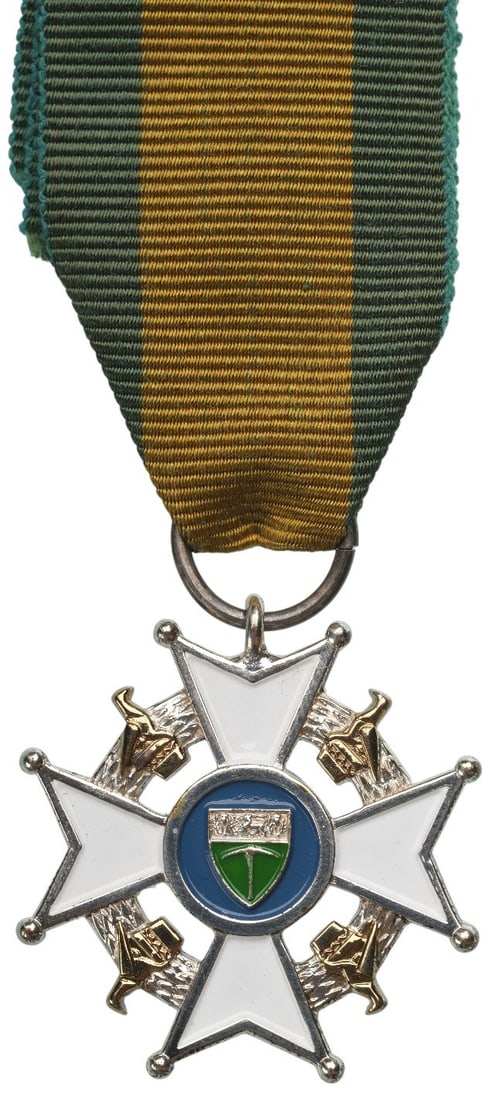 Order of the Legion of Merit: Knight's Cross Civil (MLM), 5th Class. Breast Badge, 39x36 mm, Silver, white enameled cross, obverse centre medallion blue enameled, round suspension ring and original ribbon. I R!