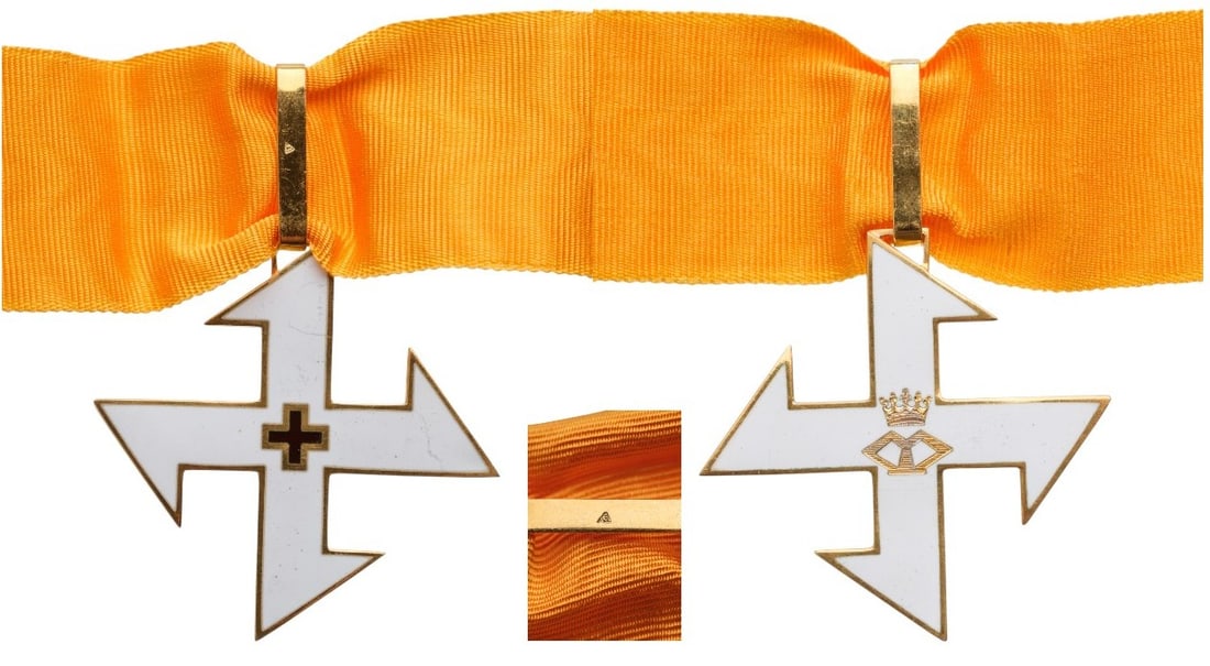 Order of the Queen Maria Cross (1917): Commander`s Cross, 1st Class, 1st Model. Neck Badge, 53x51,0 mm., gilt Silver, hallmarked "crown"on obverse the small red cross, on reverse the cipher of Queen Maria, original ribbon. Instituted by Ki