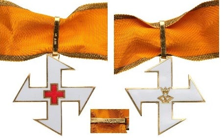 Order of the Queen Maria Cross (1917): Commander`s Cross, 1st Class, 2nd Model. Neck Badge, 49 mm., gilt Silver, hallmarked "41 - crown - 80". on obverse the big red cross, on reverse the cipher of Queen Maria, original ribbon. Instituted 