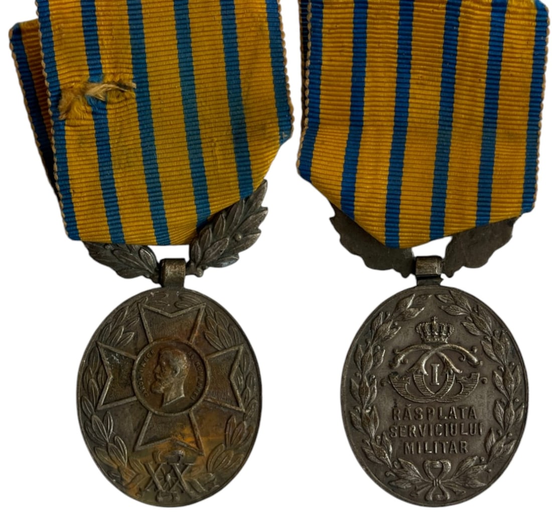 Badge of Reward for 20 Years of Military Service: Breast Badge, 41x31 mm., silvered Bronze, original ring, suspension device and ribbon, for sergeants who served 20 years in the Army. I-