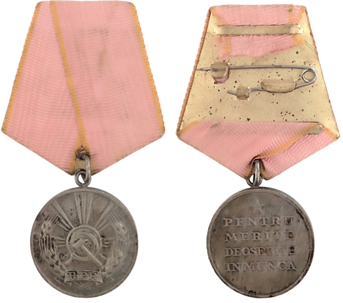 RPR - MEDAL OF LABOUR, instituted in 1948.: 1st Model (1948-1965). Breast Badge, 36 mm, silvered Metal, original suspension ring and ribbon with pin on the back. I-