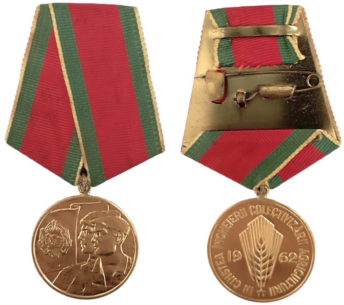 AGRICULTURAL MEDAL, instituted in 1962: Breast Badge, 31 mm, gilt Metal, original suspension ring and ribbon with pin on the back. I