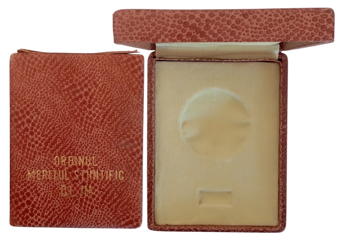 RSR - ORDER OF "SCIENTIFIC MERIT", instituted in 1966: 3rd Class Case. Original case of issue, with gilt inscription on the lid. Very fine. II