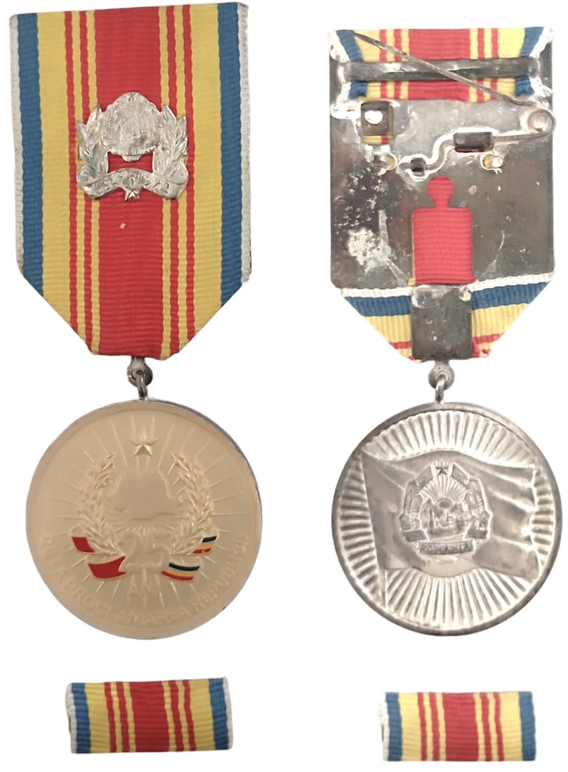 MEDAL OF THE 25th ANNIVERSARY OF THE REPUBLIC, instituted in 1972: Breast Badge, 35 mm, silvered Metal, original suspension ring and ribbon with pin on the back and ribbon bar. I