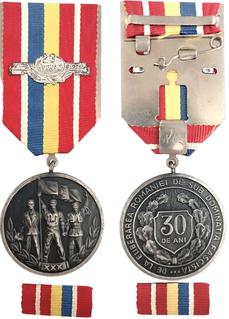 MEDAL OF THE 30TH ANNIVERSARY OF THE LIBERATION FROM THE FASCIST DOMINATION, instituted in 1974.: Breast Badge, 35 mm, silvered Bronze, original suspension ring and ribbon with pin on the back and ribbon bar. I