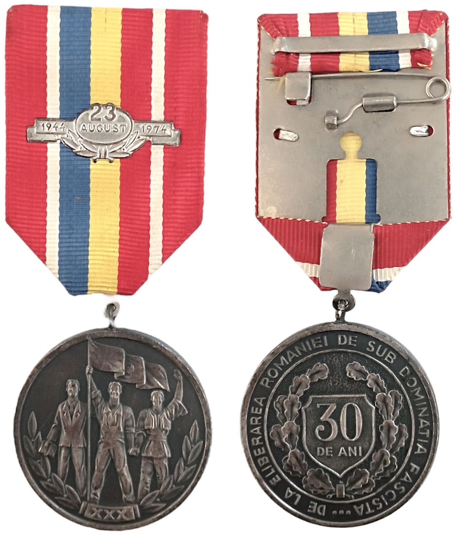 MEDAL OF THE 30TH ANNIVERSARY OF THE LIBERATION FROM THE FASCIST DOMINATION, instituted in 1974.: Breast Badge, 35 mm, silvered Bronze, original suspension ring and ribbon with pin on the back and ribbon bar. I