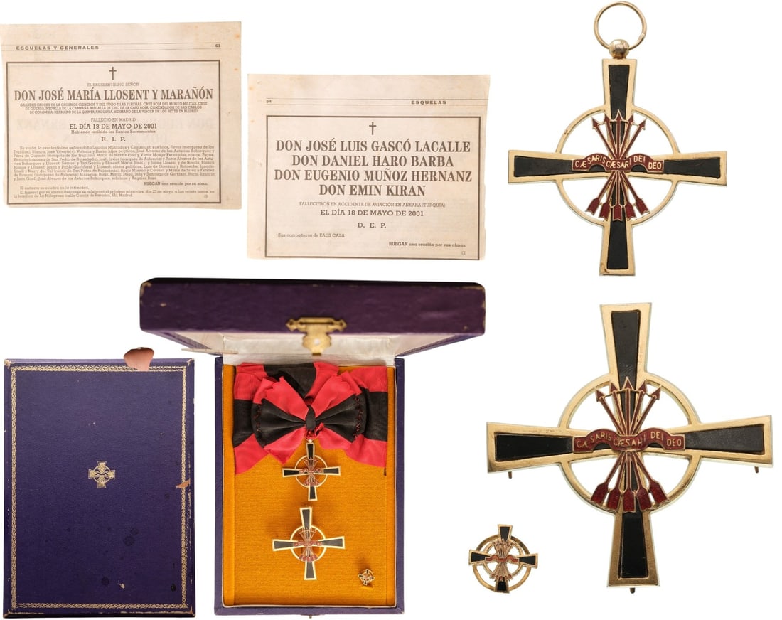 The Order of Yoke and Arrows: Grand Cross Set, instituted in 1937. Sash Badge, 63x58 mm, gilt Bronze, cross made of polished, black onyx, a golden circle flanks the arms and the centre is charged with the red enameled symbol of a 