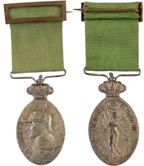 Morocco Campain Medal, King Alfonso XIII, 1915: Breast Badge, 53x29 mm, silvered, original suspension ring and ribbon, with silver gilt bar. Extremely fine condition! I