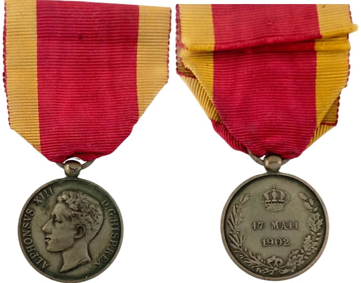 Proclamation Medal as King of Alfonso XIII, 1902: Breast Badge, 35x30 mm, silvered, original suspension ring and ribbon. Extremely fine condition! I