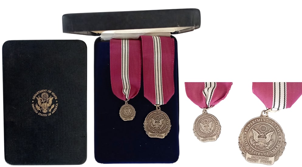 The Superior Honor Award: Breast Badge, 38x32 mm, Silver, hallmarked "sterling", original suspension rings and ribbon, in case of issue with miniature and silvered weapon on the lid. Mint state!